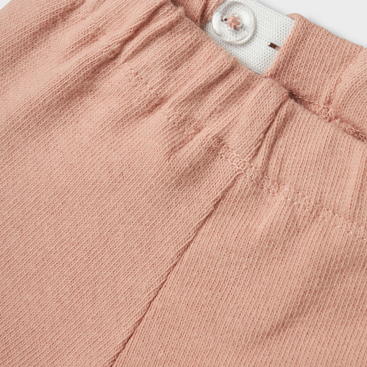 De baby luna broek in misty rose van het merk Lil' Atelier is de ideale keuze voor het creëren van stijlvolle en comfortabele outfits voor jouw kleintje. Gemaakt van een mix van biologisch katoen en elastaan, biedt deze broek zowel zachtheid als een goede pasvorm. VanZus