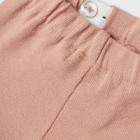 De baby luna broek in misty rose van het merk Lil' Atelier is de ideale keuze voor het creëren van stijlvolle en comfortabele outfits voor jouw kleintje. Gemaakt van een mix van biologisch katoen en elastaan, biedt deze broek zowel zachtheid als een goede pasvorm. VanZus
