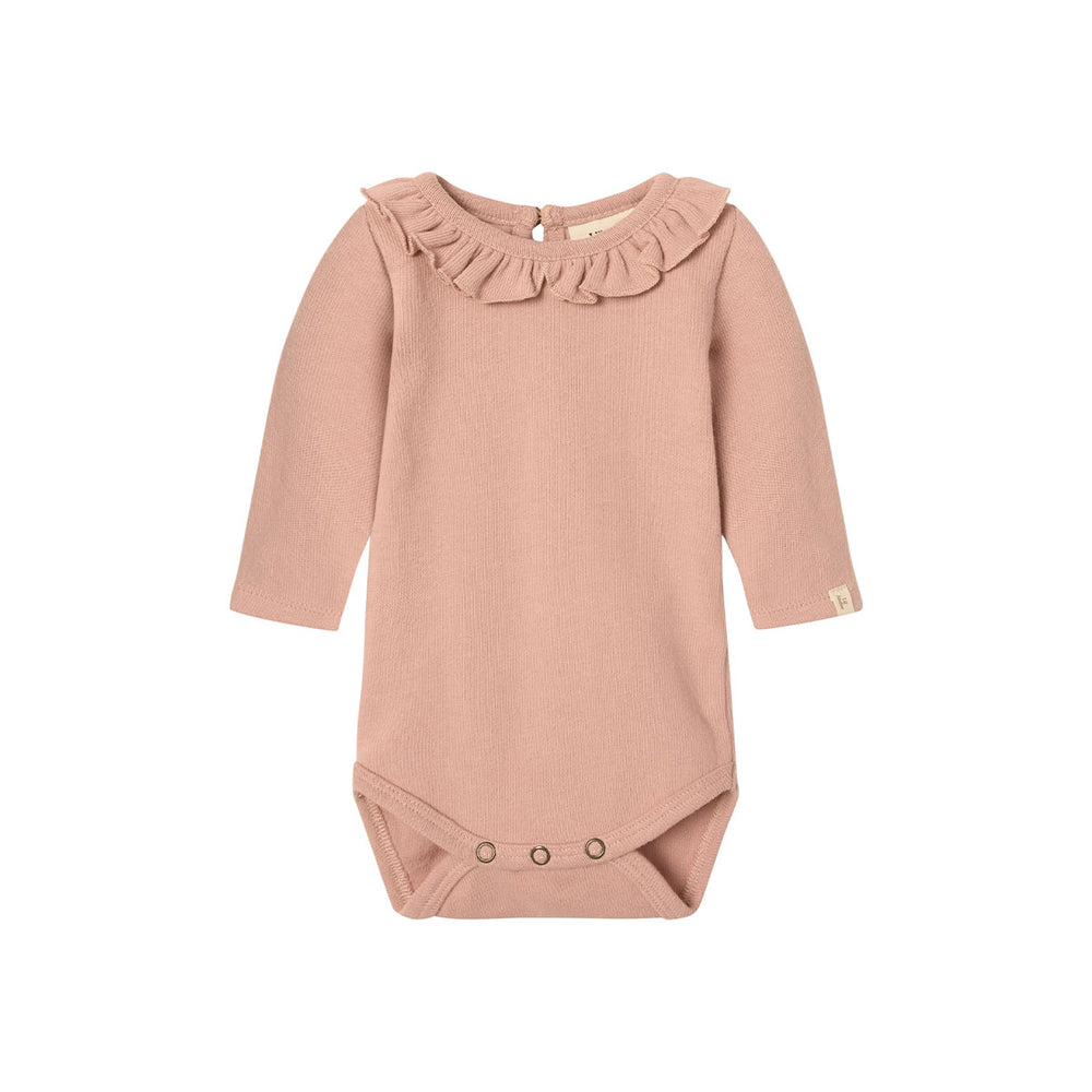 Dit comfortabele en schattige baby luna rompertje in de variant misty rose van het merk Lil' Atelier is echt de ultieme basic romper voor in de kledingkast van je kleintje! VanZus