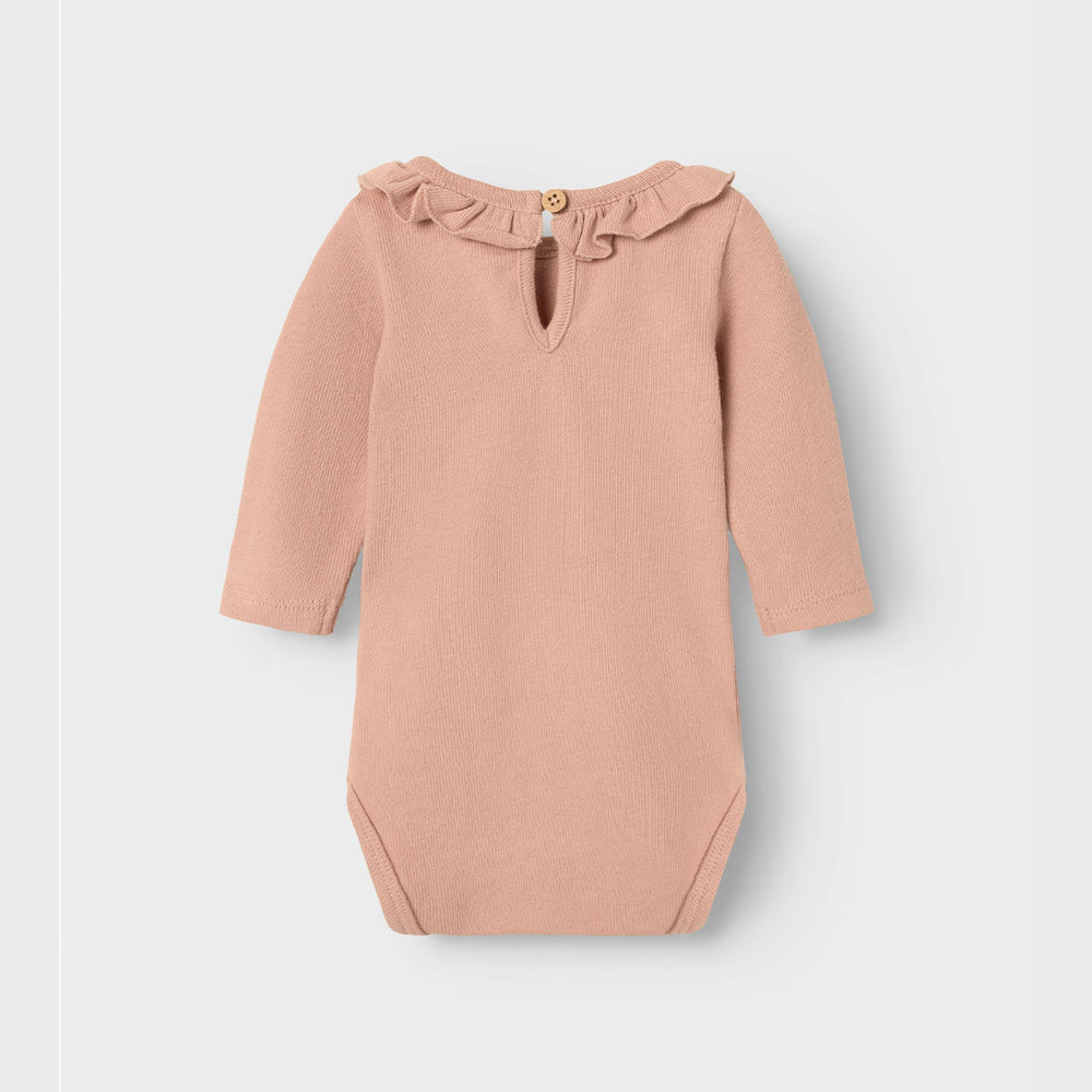 Dit comfortabele en schattige baby luna rompertje in de variant misty rose van het merk Lil' Atelier is echt de ultieme basic romper voor in de kledingkast van je kleintje! VanZus