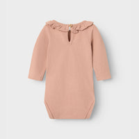 Dit comfortabele en schattige baby luna rompertje in de variant misty rose van het merk Lil' Atelier is echt de ultieme basic romper voor in de kledingkast van je kleintje! VanZus