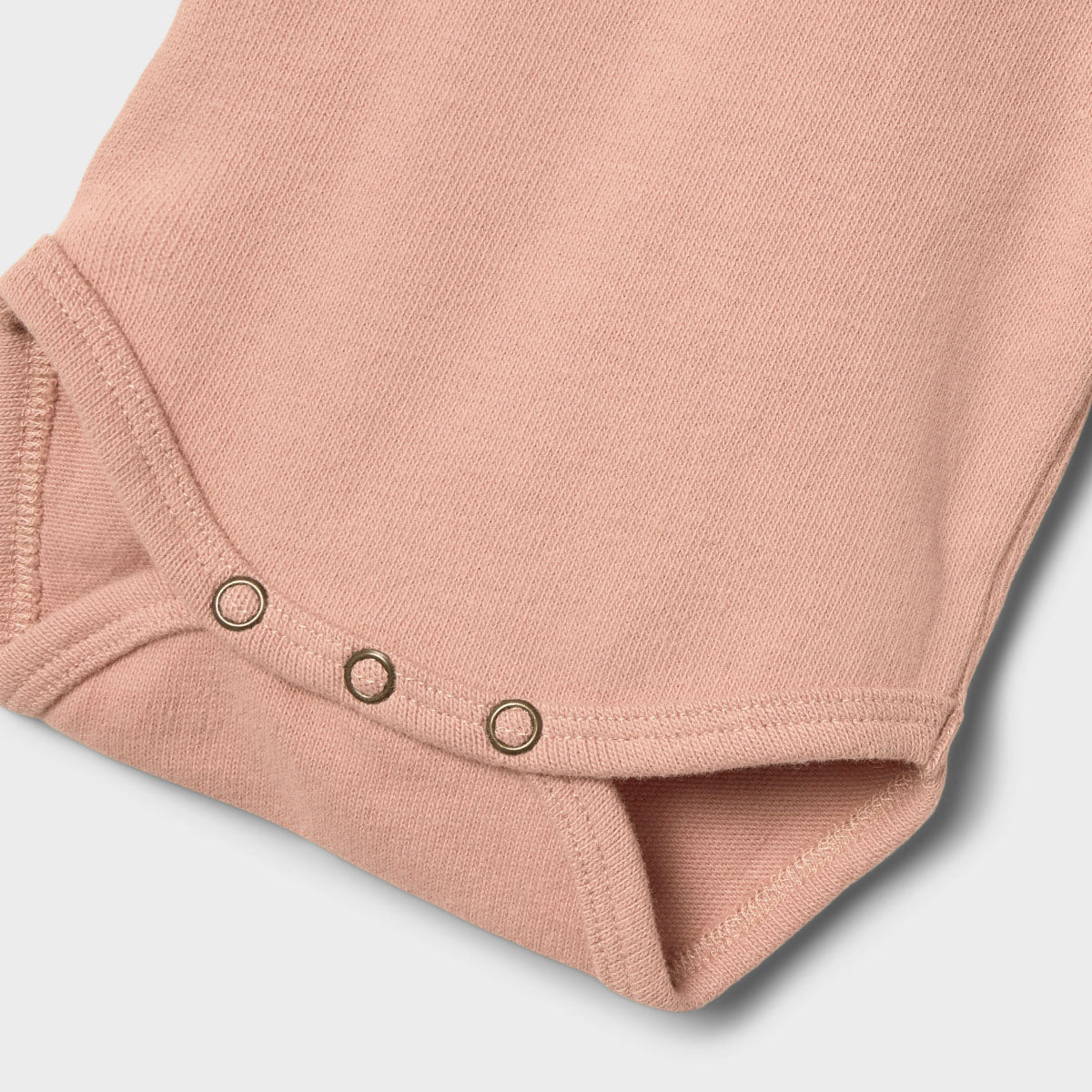 Dit comfortabele en schattige baby luna rompertje in de variant misty rose van het merk Lil' Atelier is echt de ultieme basic romper voor in de kledingkast van je kleintje! VanZus