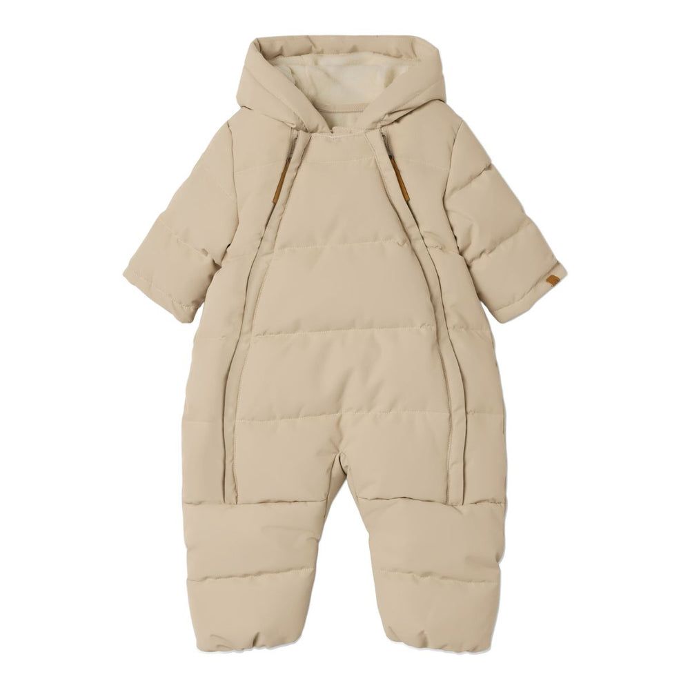 Kleed je kind lekker warm aan tijdens de skivakanties of met koud weer met dit geweldige medow03 puffer skipak in de kleur oxford tan van het merk Lil' Atelier. Dit skipakje ziet er niet alleen tof uit, hij is ook heerlijk warm! VanZus