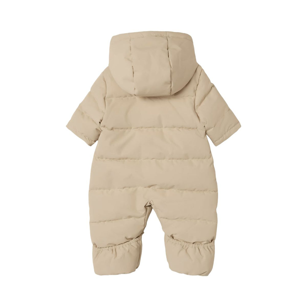 Kleed je kind lekker warm aan tijdens de skivakanties of met koud weer met dit geweldige medow03 puffer skipak in de kleur oxford tan van het merk Lil' Atelier. Dit skipakje ziet er niet alleen tof uit, hij is ook heerlijk warm! VanZus