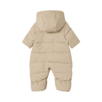 Kleed je kind lekker warm aan tijdens de skivakanties of met koud weer met dit geweldige medow03 puffer skipak in de kleur oxford tan van het merk Lil' Atelier. Dit skipakje ziet er niet alleen tof uit, hij is ook heerlijk warm! VanZus