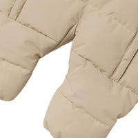 Kleed je kind lekker warm aan tijdens de skivakanties of met koud weer met dit geweldige medow03 puffer skipak in de kleur oxford tan van het merk Lil' Atelier. Dit skipakje ziet er niet alleen tof uit, hij is ook heerlijk warm! VanZus
