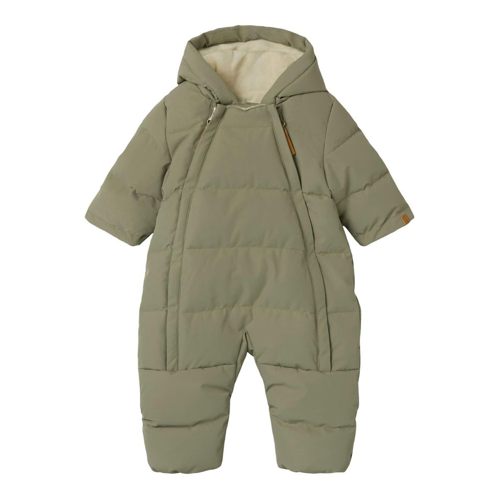 Kleed je kind lekker warm aan tijdens de skivakanties of met koud weer met dit geweldige medow03 puffer skipak in de kleur overland trek van het merk Lil' Atelier. Dit skipakje ziet er niet alleen tof uit, hij is ook heerlijk warm! VanZus