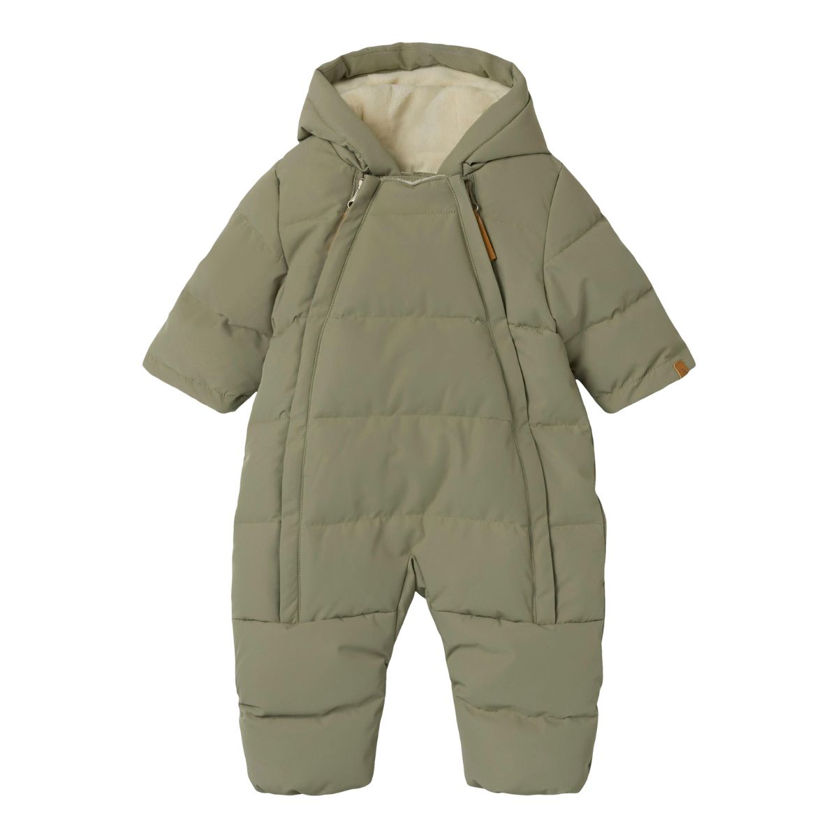 Kleed je kind lekker warm aan tijdens de skivakanties of met koud weer met dit geweldige medow03 puffer skipak in de kleur overland trek van het merk Lil' Atelier. Dit skipakje ziet er niet alleen tof uit, hij is ook heerlijk warm! VanZus