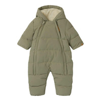 Kleed je kind lekker warm aan tijdens de skivakanties of met koud weer met dit geweldige medow03 puffer skipak in de kleur overland trek van het merk Lil' Atelier. Dit skipakje ziet er niet alleen tof uit, hij is ook heerlijk warm! VanZus