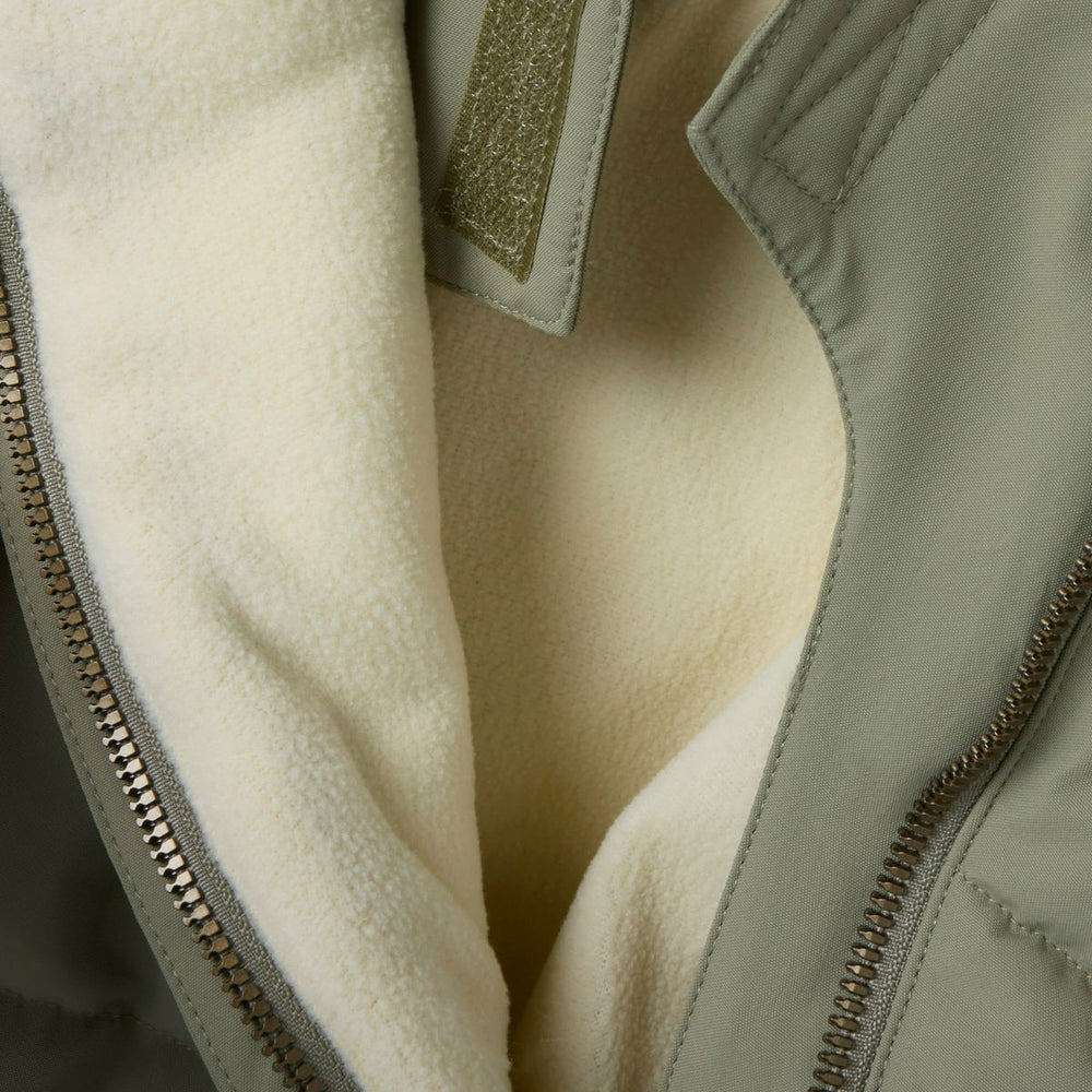 Kleed je kind lekker warm aan tijdens de skivakanties of met koud weer met dit geweldige medow03 puffer skipak in de kleur overland trek van het merk Lil' Atelier. Dit skipakje ziet er niet alleen tof uit, hij is ook heerlijk warm! VanZus
