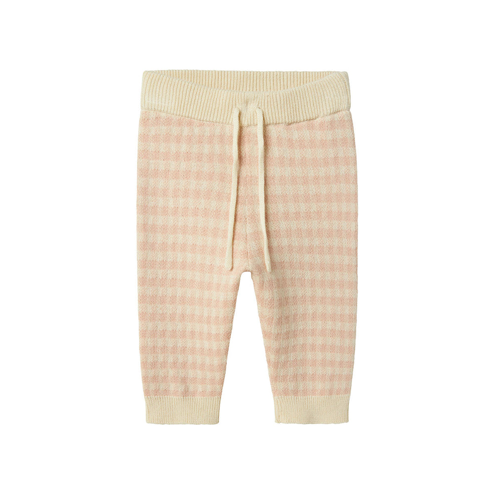 Ben je op zoek naar een comfortabele en hippe broek voor jouw baby? Dan is deze baby nadie wide knit broek in de kleur cameo rose van het merk Lil' Atelier een must have! Deze broek ziet er niet alleen super hip uit, maar zit ook ontzettend lekker! VanZus