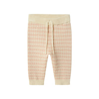 Ben je op zoek naar een comfortabele en hippe broek voor jouw baby? Dan is deze baby nadie wide knit broek in de kleur cameo rose van het merk Lil' Atelier een must have! Deze broek ziet er niet alleen super hip uit, maar zit ook ontzettend lekker! VanZus