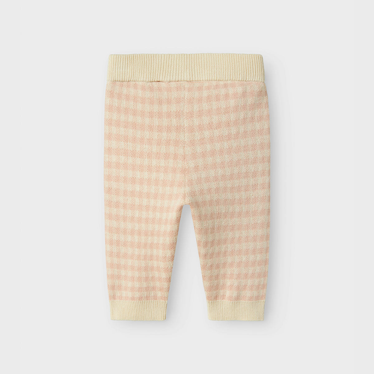 Ben je op zoek naar een comfortabele en hippe broek voor jouw baby? Dan is deze baby nadie wide knit broek in de kleur cameo rose van het merk Lil' Atelier een must have! Deze broek ziet er niet alleen super hip uit, maar zit ook ontzettend lekker! VanZus