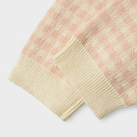 Ben je op zoek naar een comfortabele en hippe broek voor jouw baby? Dan is deze baby nadie wide knit broek in de kleur cameo rose van het merk Lil' Atelier een must have! Deze broek ziet er niet alleen super hip uit, maar zit ook ontzettend lekker! VanZus