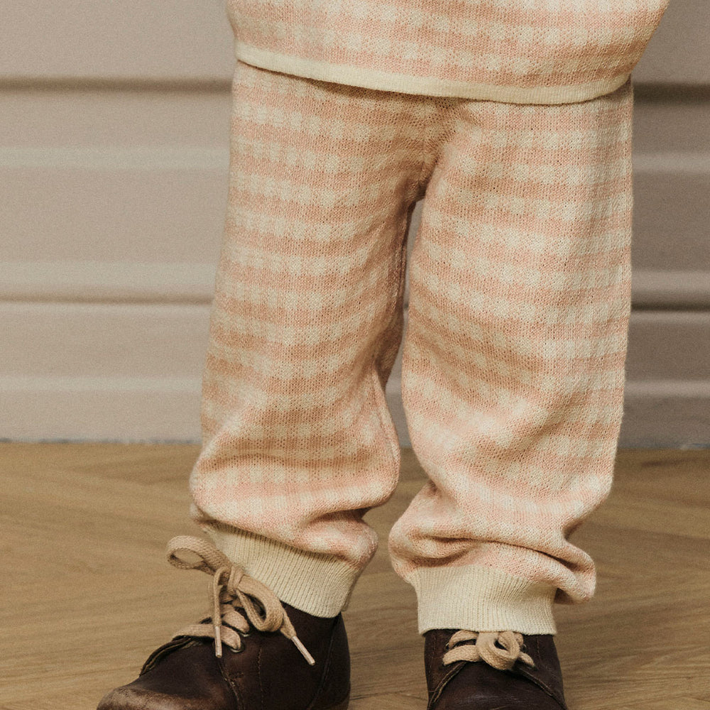 Ben je op zoek naar een comfortabele en hippe broek voor jouw baby? Dan is deze baby nadie wide knit broek in de kleur cameo rose van het merk Lil' Atelier een must have! Deze broek ziet er niet alleen super hip uit, maar zit ook ontzettend lekker! VanZus