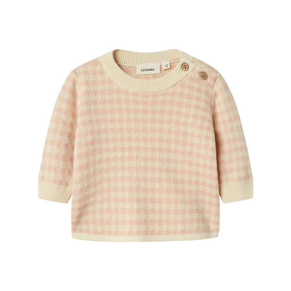 Hoe lief is dit nadie knit shirt in de kleur cameo rose van het merk Lil' Atelier?! Deze leuke trui is het ideale basis item om de leukste outfits mee te maken voor jouw kleintje. De trui is heerlijk warm en is een echt trendy item. VanZus
