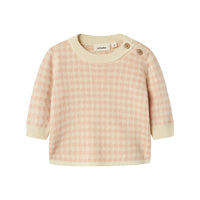 Hoe lief is dit nadie knit shirt in de kleur cameo rose van het merk Lil' Atelier?! Deze leuke trui is het ideale basis item om de leukste outfits mee te maken voor jouw kleintje. De trui is heerlijk warm en is een echt trendy item. VanZus