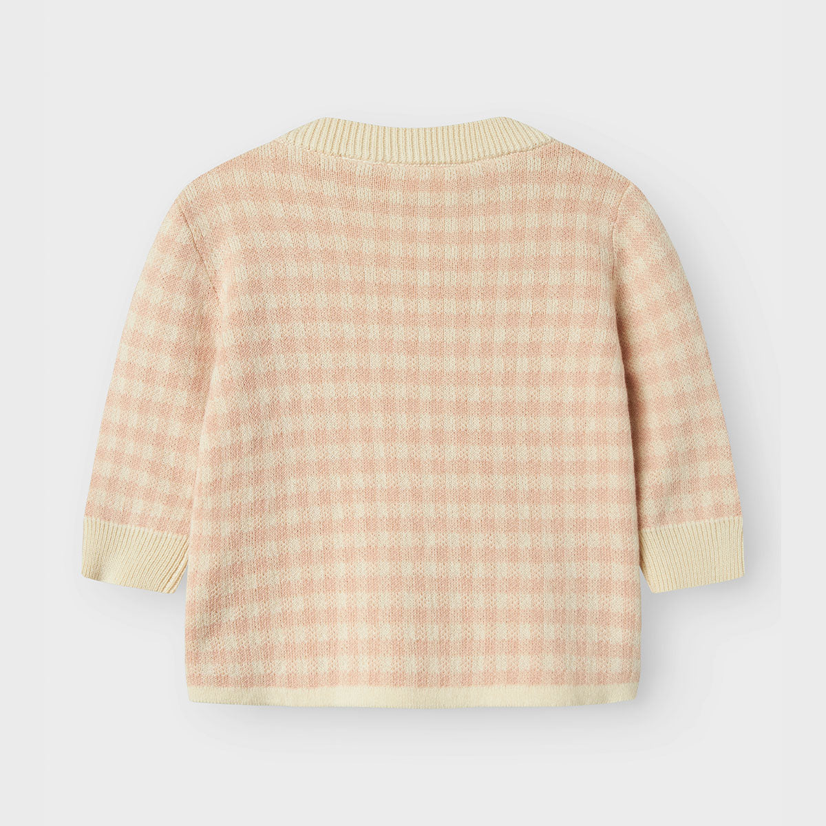 Hoe lief is dit nadie knit shirt in de kleur cameo rose van het merk Lil' Atelier?! Deze leuke trui is het ideale basis item om de leukste outfits mee te maken voor jouw kleintje. De trui is heerlijk warm en is een echt trendy item. VanZus