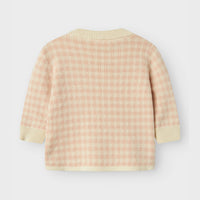 Hoe lief is dit nadie knit shirt in de kleur cameo rose van het merk Lil' Atelier?! Deze leuke trui is het ideale basis item om de leukste outfits mee te maken voor jouw kleintje. De trui is heerlijk warm en is een echt trendy item. VanZus