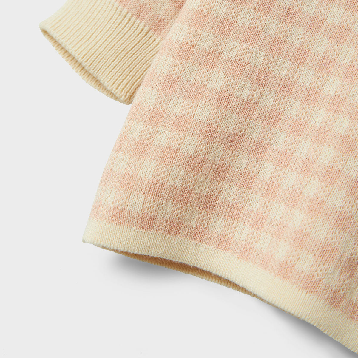 Hoe lief is dit nadie knit shirt in de kleur cameo rose van het merk Lil' Atelier?! Deze leuke trui is het ideale basis item om de leukste outfits mee te maken voor jouw kleintje. De trui is heerlijk warm en is een echt trendy item. VanZus