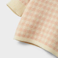Hoe lief is dit nadie knit shirt in de kleur cameo rose van het merk Lil' Atelier?! Deze leuke trui is het ideale basis item om de leukste outfits mee te maken voor jouw kleintje. De trui is heerlijk warm en is een echt trendy item. VanZus