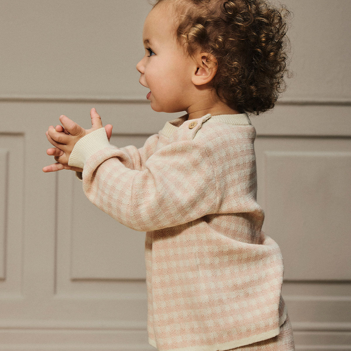 Hoe lief is dit nadie knit shirt in de kleur cameo rose van het merk Lil' Atelier?! Deze leuke trui is het ideale basis item om de leukste outfits mee te maken voor jouw kleintje. De trui is heerlijk warm en is een echt trendy item. VanZus