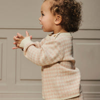 Hoe lief is dit nadie knit shirt in de kleur cameo rose van het merk Lil' Atelier?! Deze leuke trui is het ideale basis item om de leukste outfits mee te maken voor jouw kleintje. De trui is heerlijk warm en is een echt trendy item. VanZus