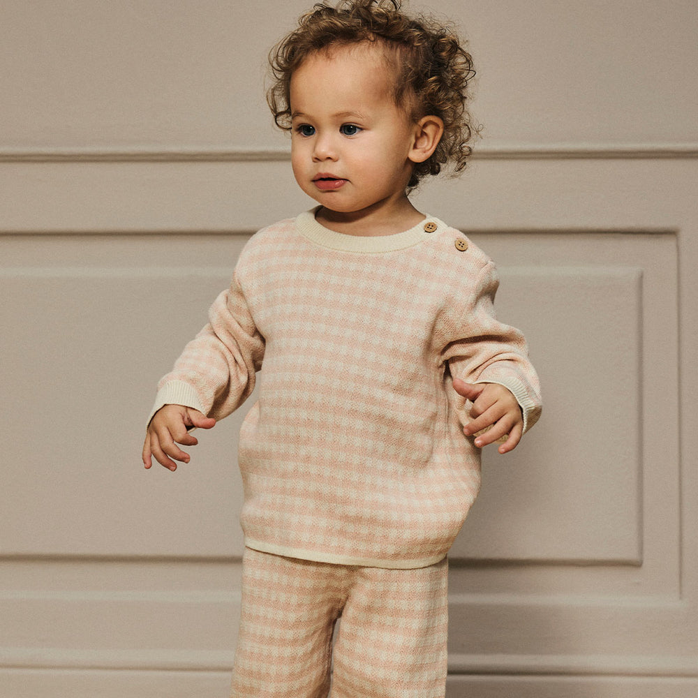 Hoe lief is dit nadie knit shirt in de kleur cameo rose van het merk Lil' Atelier?! Deze leuke trui is het ideale basis item om de leukste outfits mee te maken voor jouw kleintje. De trui is heerlijk warm en is een echt trendy item. VanZus