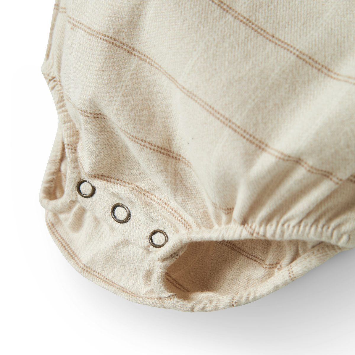 Hoe tof is dit baby nadim rompertje shirt in de variant pure cashmere van het merk Lil' Atelier?! Dit nette rompershirt is perfect voor feestelijke gelegenheden. Het rompertje is gemaakt van 100% biologisch katoen. VanZus
