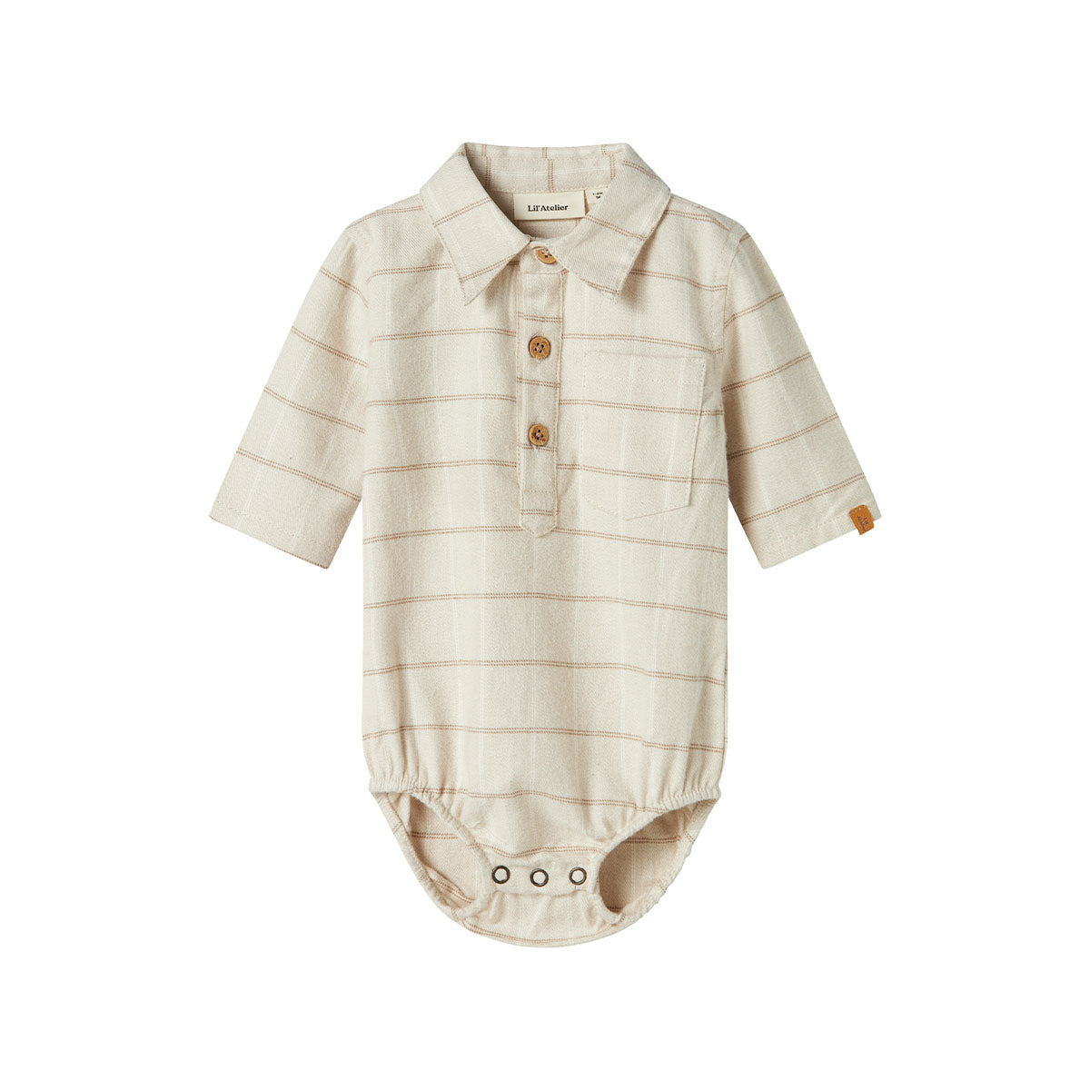Hoe tof is dit baby nadim rompertje shirt in de variant pure cashmere van het merk Lil' Atelier?! Dit nette rompershirt is perfect voor feestelijke gelegenheden. Het rompertje is gemaakt van 100% biologisch katoen. VanZus