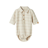 Hoe tof is dit baby nadim rompertje shirt in de variant pure cashmere van het merk Lil' Atelier?! Dit nette rompershirt is perfect voor feestelijke gelegenheden. Het rompertje is gemaakt van 100% biologisch katoen. VanZus