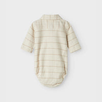 Hoe tof is dit baby nadim rompertje shirt in de variant pure cashmere van het merk Lil' Atelier?! Dit nette rompershirt is perfect voor feestelijke gelegenheden. Het rompertje is gemaakt van 100% biologisch katoen. VanZus