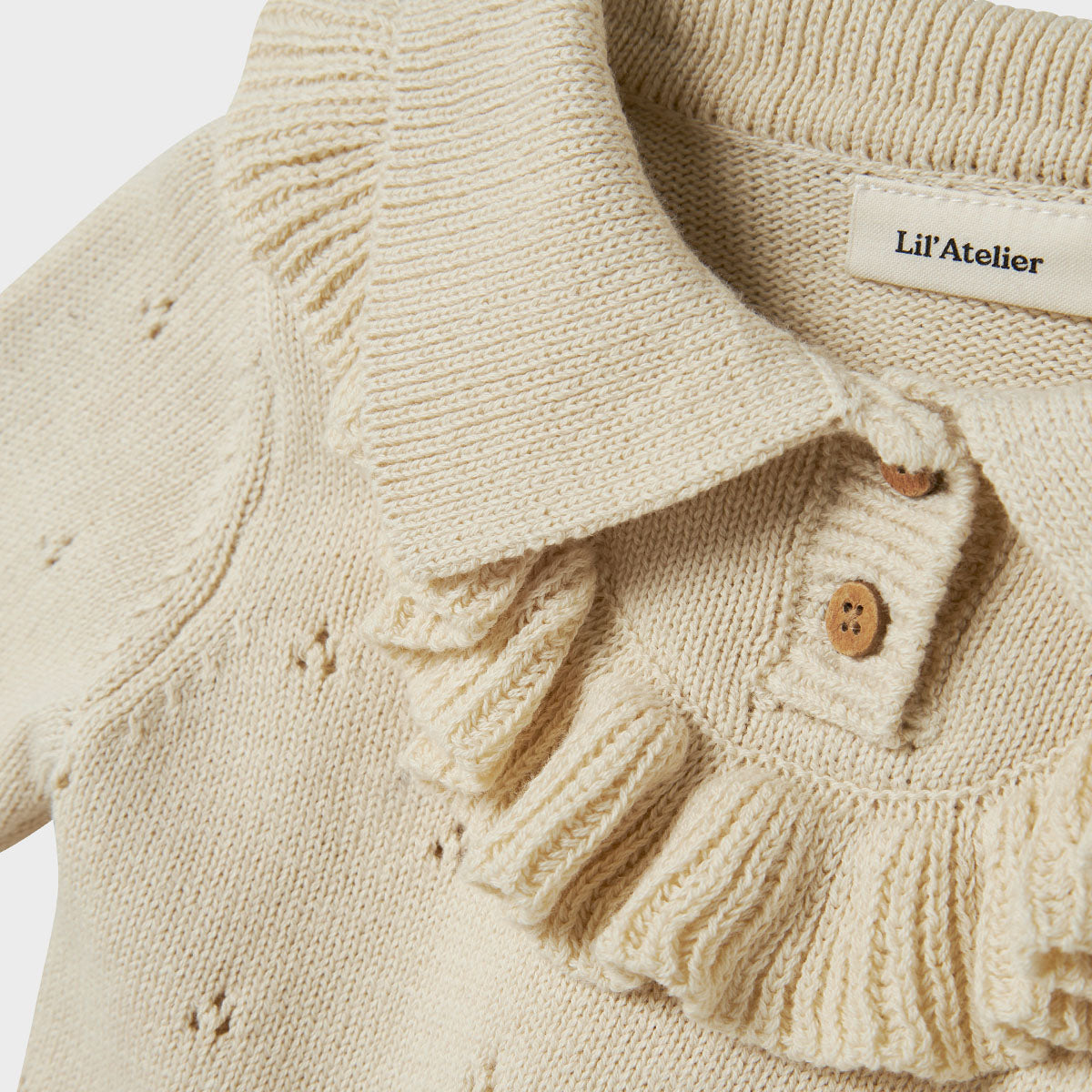 Het baby nakita knit shirt in de kleur turtledove is niet zomaar een trui, maar een echte eyecatcher! Dit truitje zit niet alleen heel lekker, hij is dan ook gemaakt van biologisch katoen, en ziet er heel cute uit. VanZus