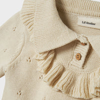 Het baby nakita knit shirt in de kleur turtledove is niet zomaar een trui, maar een echte eyecatcher! Dit truitje zit niet alleen heel lekker, hij is dan ook gemaakt van biologisch katoen, en ziet er heel cute uit. VanZus