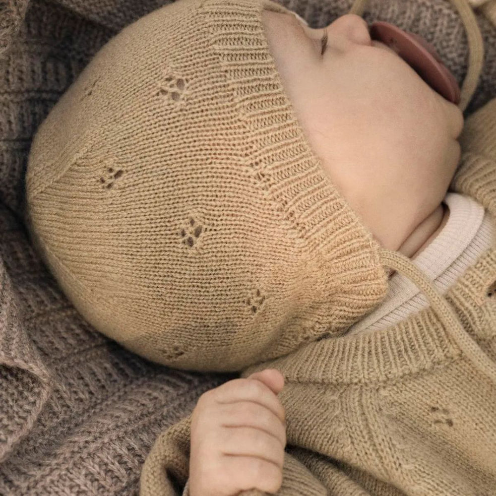 Lil' Atelier baby Nalio knit babymuts in de kleur safari: een zachte muts van RWS-wol en kasjmier, ideaal voor herfst/winter 2025. Houdt je baby warm en comfortabel. VanZus