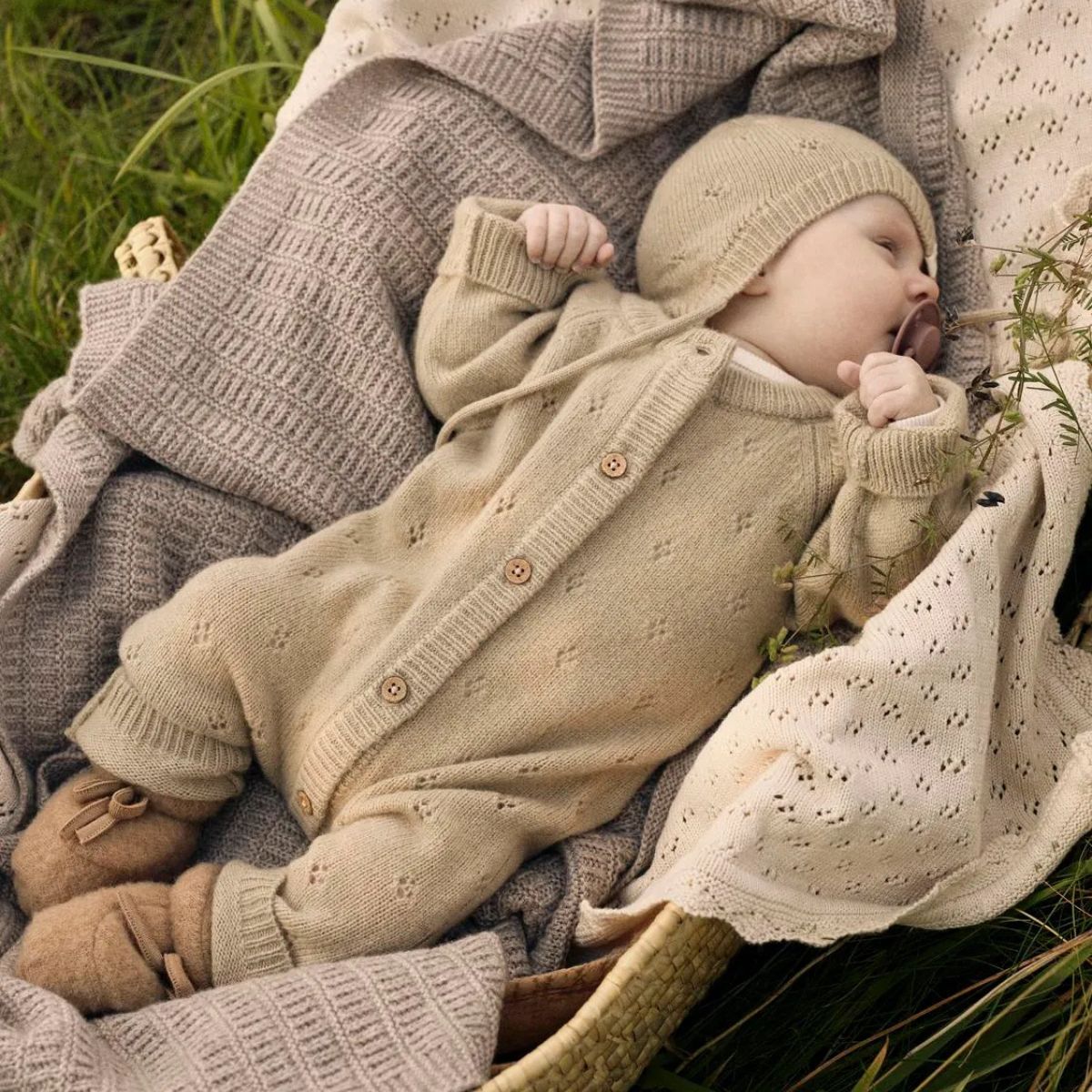 Lil' Atelier baby Nalio knit babymuts in de kleur safari: een zachte muts van RWS-wol en kasjmier, ideaal voor herfst/winter 2025. Houdt je baby warm en comfortabel. VanZus