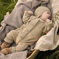 Lil' Atelier baby Nalio knit babymuts in de kleur safari: een zachte muts van RWS-wol en kasjmier, ideaal voor herfst/winter 2025. Houdt je baby warm en comfortabel. VanZus