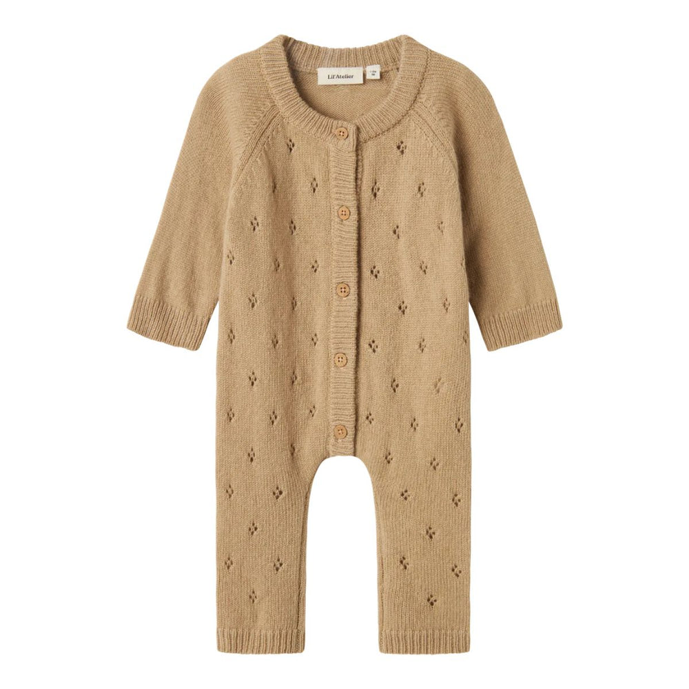 Zacht, warm & ademend: de Lil' Atelier baby nalio knit jumpsuit in de kleur safari (zand). Gemaakt van RWS-wol en kasjmier, ideaal voor herfst en winter. VanZus