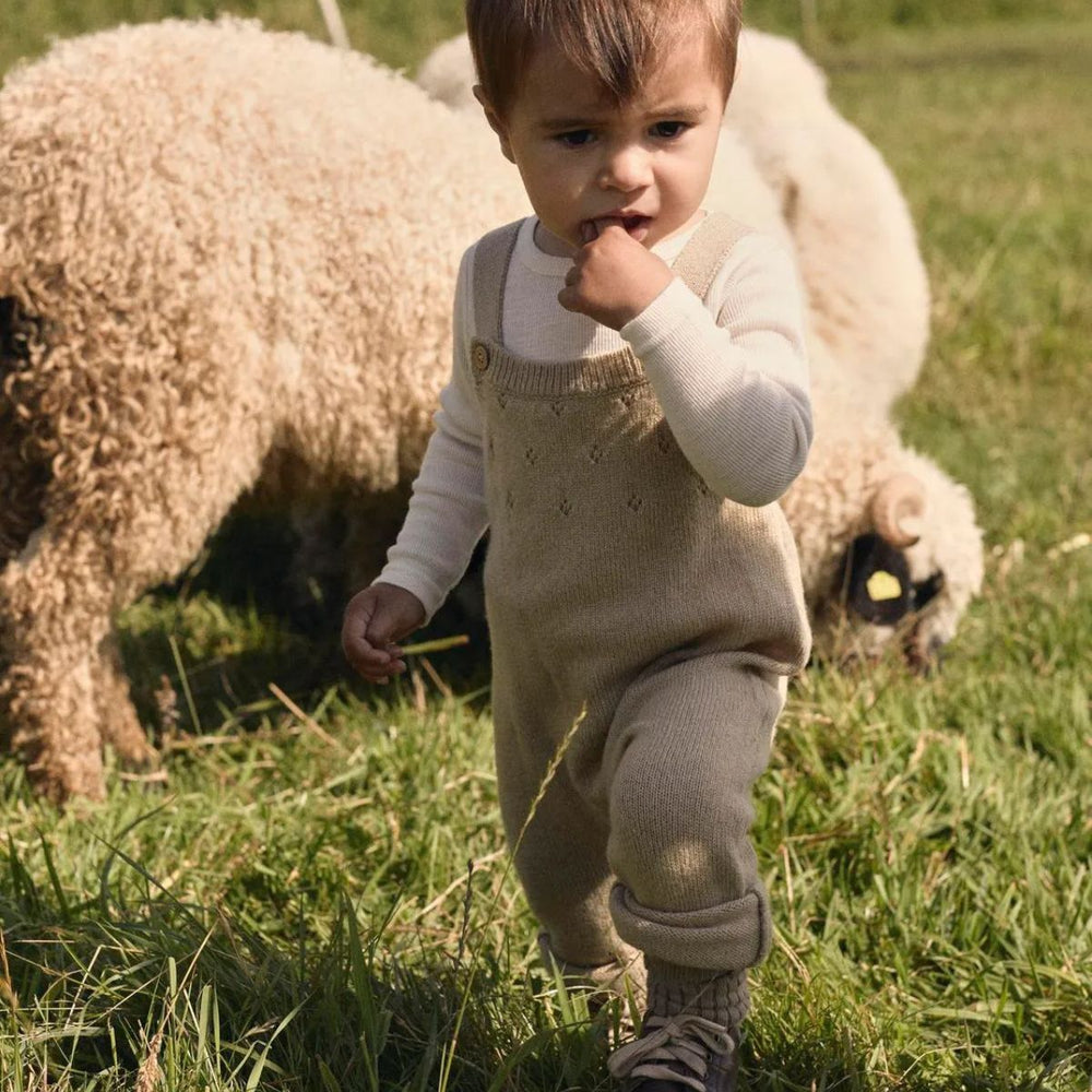Lil' Atelier baby nalio knit overall in de kleur safari melange: zachte salopette van RWS-wol en kasjmier, perfect voor herfst/winter. Houdt je baby warm en comfortabel. VanZus