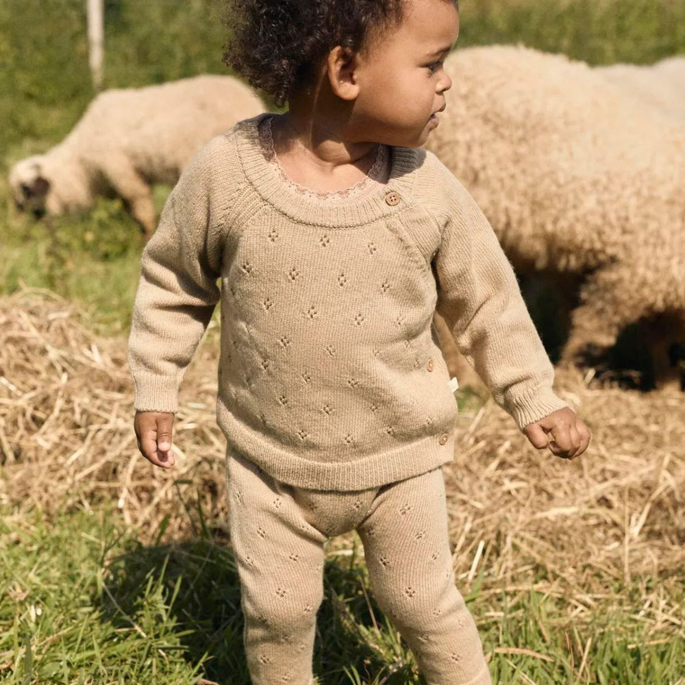 De baby nalio wrap knit trui in safari melange van Lil' Atelier is een zacht gebreid vest van RWS-wol en kasjmier, perfect voor herfst/winter. Houd je baby warm en comfortabel. VanZus