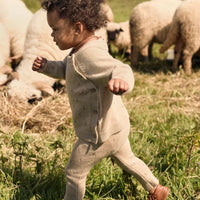 De baby nalio wrap knit trui in safari melange van Lil' Atelier is een zacht gebreid vest van RWS-wol en kasjmier, perfect voor herfst/winter. Houd je baby warm en comfortabel. VanZus