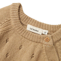 De baby nalio wrap knit trui in safari melange van Lil' Atelier is een zacht gebreid vest van RWS-wol en kasjmier, perfect voor herfst/winter. Houd je baby warm en comfortabel. VanZus