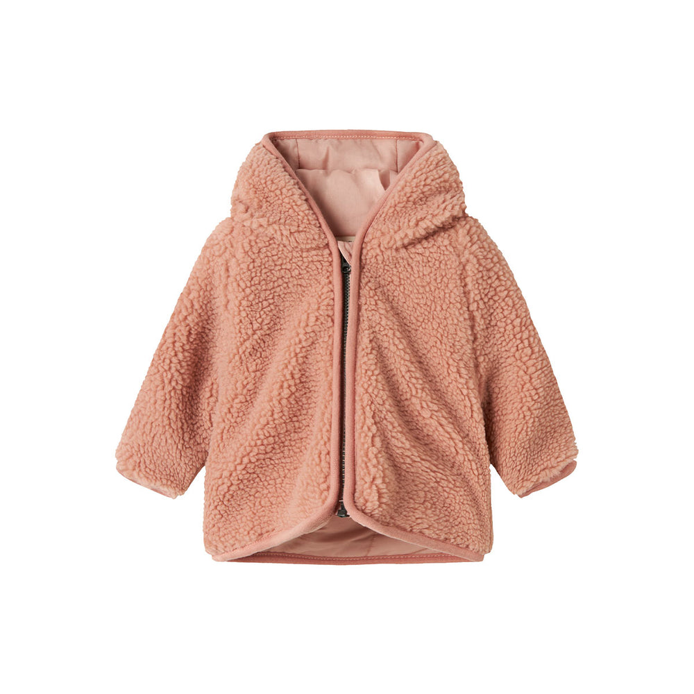 Hoe schattig is de baby nalo sherpa jas in de kleur solid misty rose van het Nederlandse merk Lil' Atelier? Het jasje is te dragen in alle seizoenen, als tussenjas, vestje of zomerjasje. VanZus