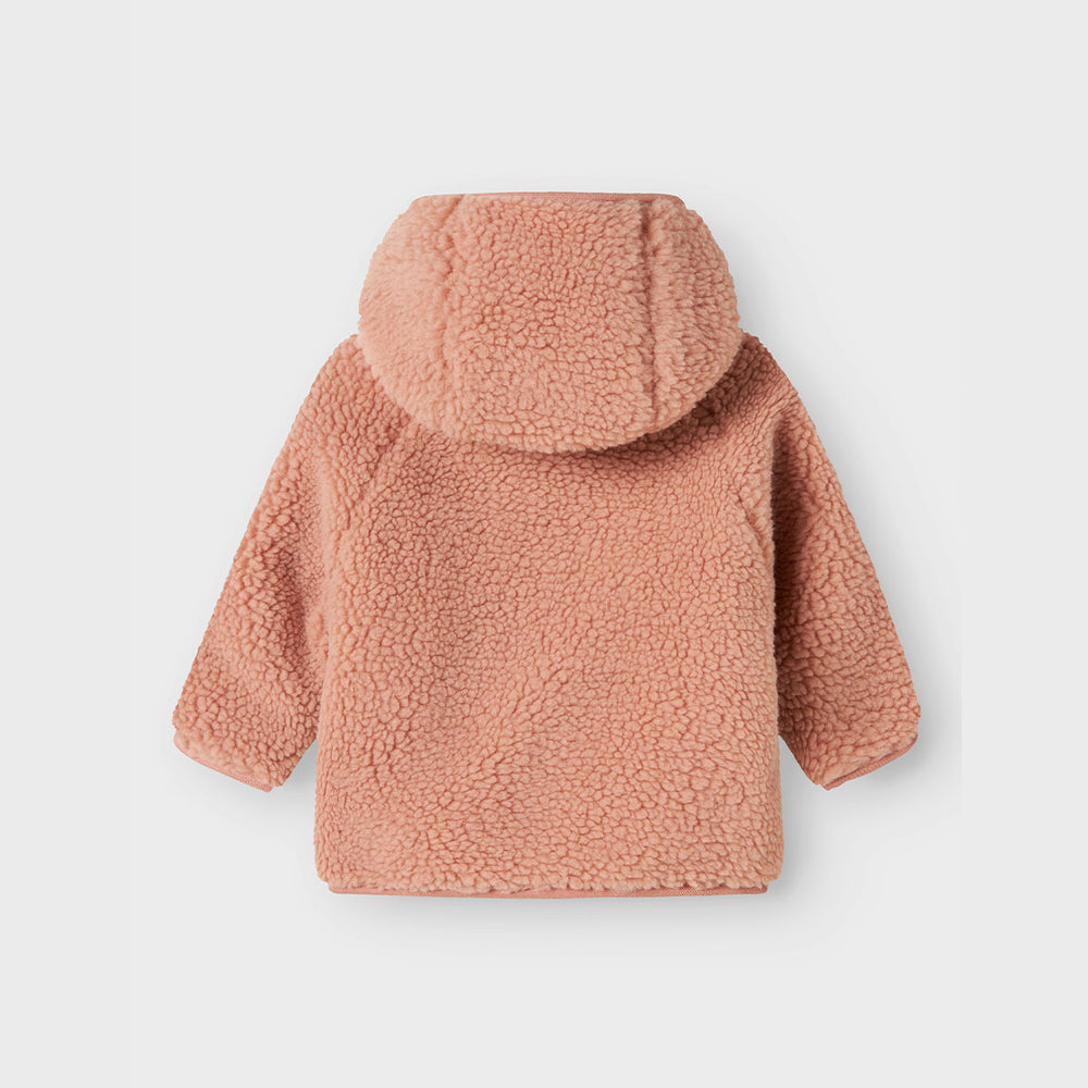 Hoe schattig is de baby nalo sherpa jas in de kleur solid misty rose van het Nederlandse merk Lil' Atelier? Het jasje is te dragen in alle seizoenen, als tussenjas, vestje of zomerjasje. VanZus