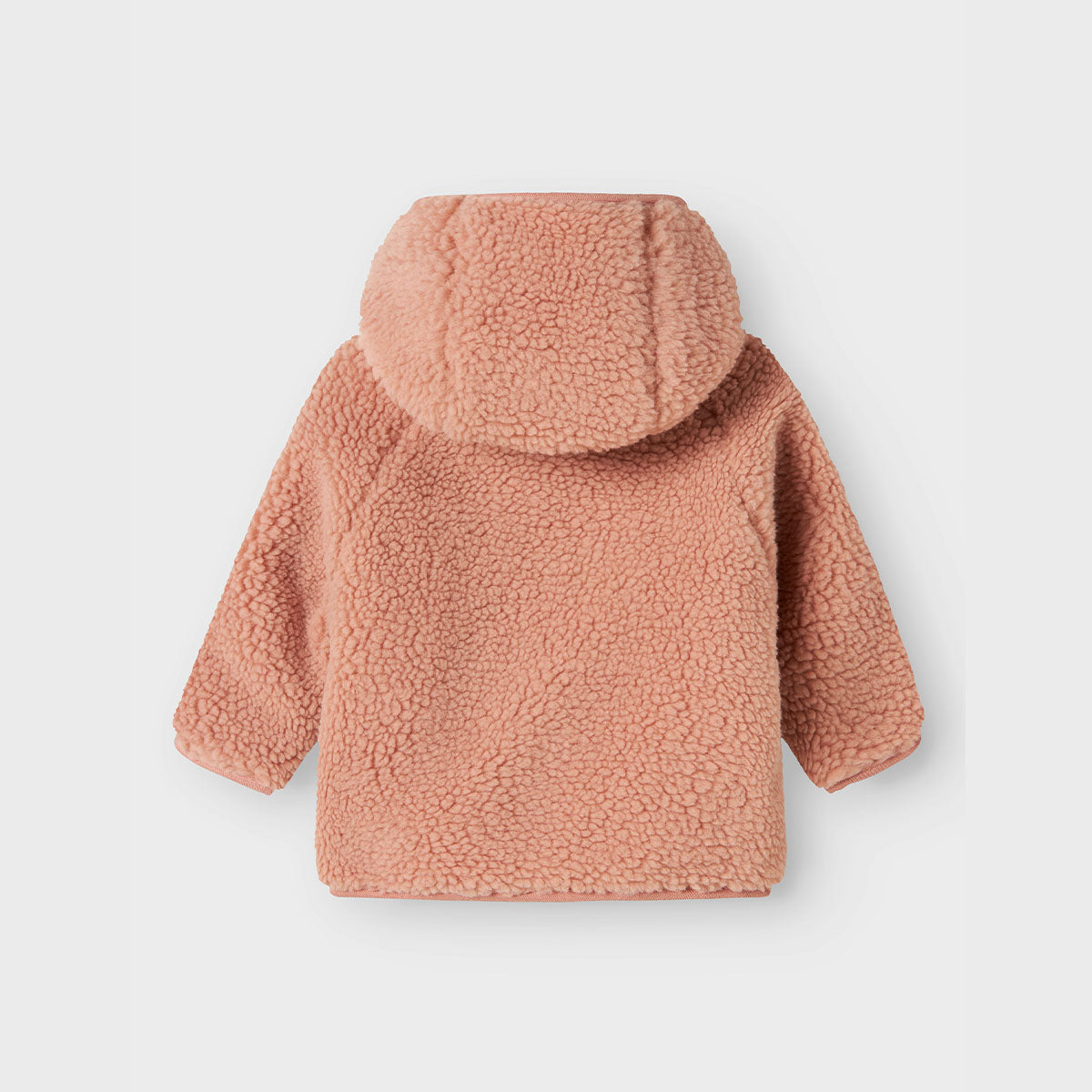 Hoe schattig is de baby nalo sherpa jas in de kleur solid misty rose van het Nederlandse merk Lil' Atelier? Het jasje is te dragen in alle seizoenen, als tussenjas, vestje of zomerjasje. VanZus