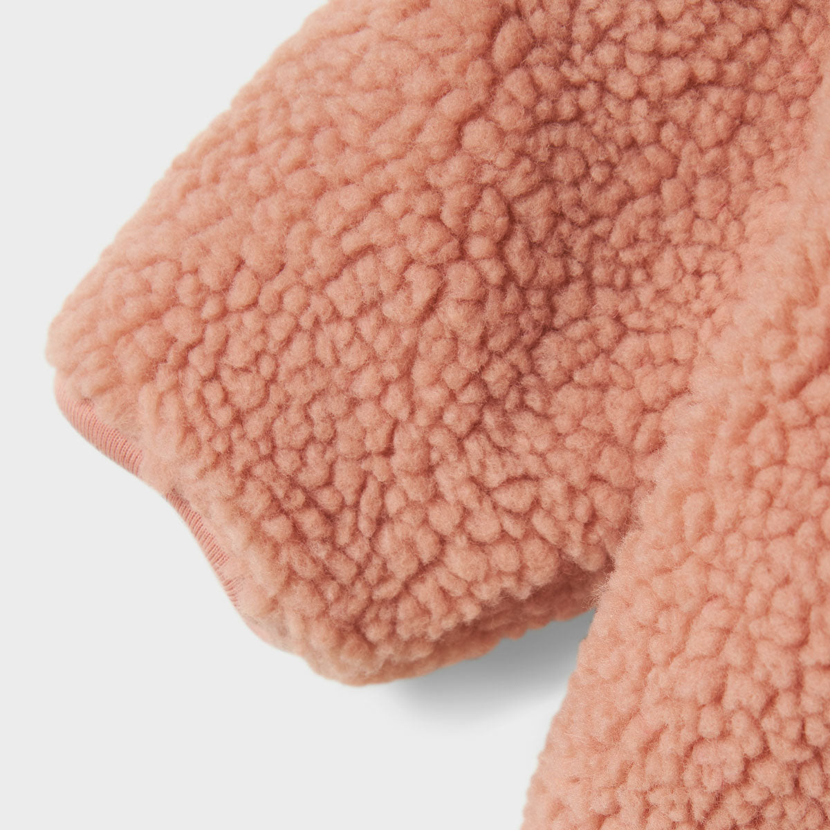Hoe schattig is de baby nalo sherpa jas in de kleur solid misty rose van het Nederlandse merk Lil' Atelier? Het jasje is te dragen in alle seizoenen, als tussenjas, vestje of zomerjasje. VanZus