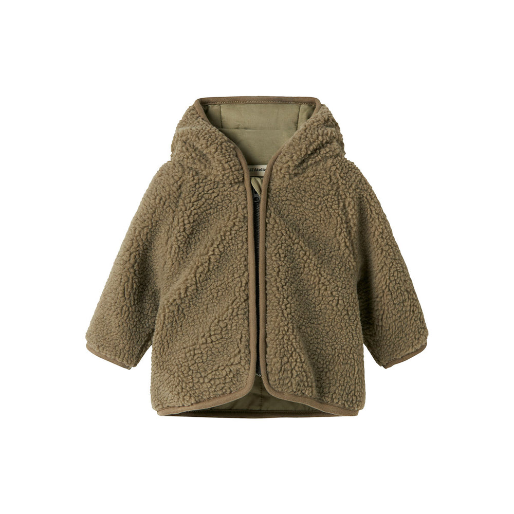 Hoe schattig is de baby nalo sherpa jas in de kleur solid overland trek van het Nederlandse merk Lil' Atelier? Het jasje is te dragen in alle seizoenen, als tussenjas, vestje of zomerjasje. En door de mooie donkergroene kleur is de jas echt een blikvanger. VanZus