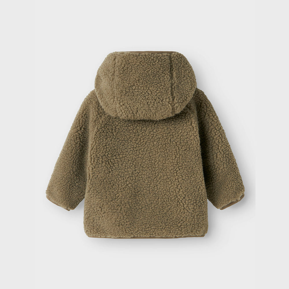 Hoe schattig is de baby nalo sherpa jas in de kleur solid overland trek van het Nederlandse merk Lil' Atelier? Het jasje is te dragen in alle seizoenen, als tussenjas, vestje of zomerjasje. En door de mooie donkergroene kleur is de jas echt een blikvanger. VanZus