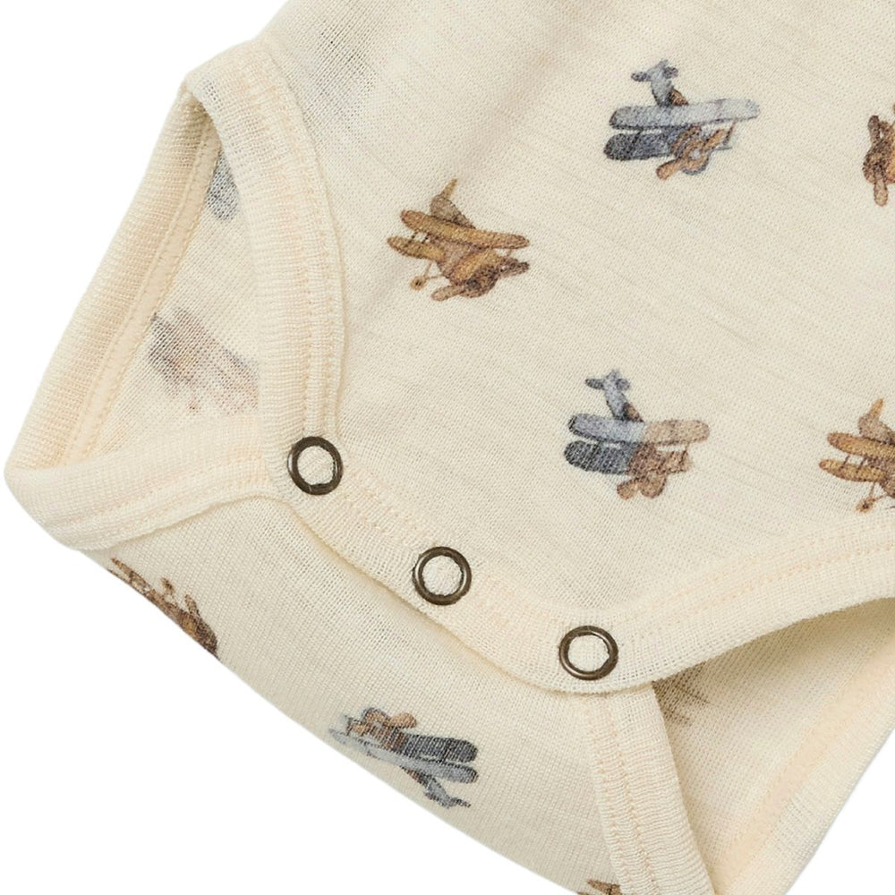 Comfortabel en stijlvol: het Lil' Atelier baby nalu boy slim rompertje in turtledove melange. Gemaakt van merinowol en TENCEL™ Modal. Ideaal voor herfst/winter. Houd je baby lekker warm. VanZus