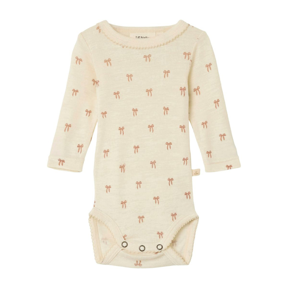 Comfortabel en stijlvol: het Lil' Atelier baby nalu girl slim rompertje in turtledove melange. Gemaakt van merinowol en TENCEL™ Modal. Ideaal voor herfst/winter. Houd je baby lekker warm. VanZus